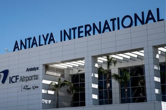 Blick auf dem Antalya International Airport (Symbolbild): Dort ist ein Wuppertaler festgenommen worden. Nun muss er sich vor Gericht verantworten.