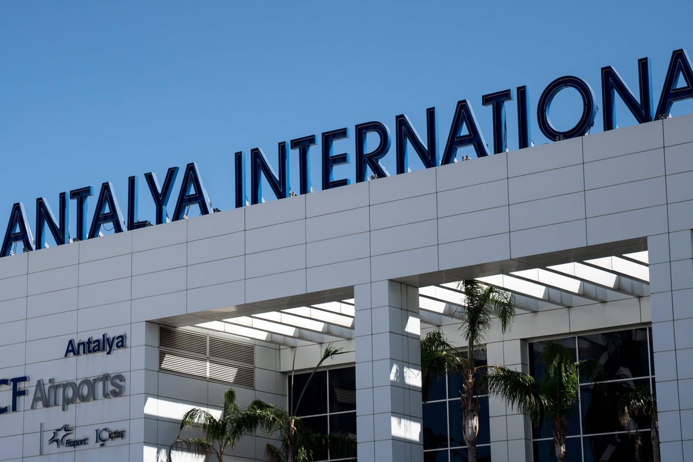 Blick auf dem Antalya International Airport (Symbolbild): Dort ist ein Wuppertaler festgenommen worden. Nun muss er sich vor Gericht verantworten.