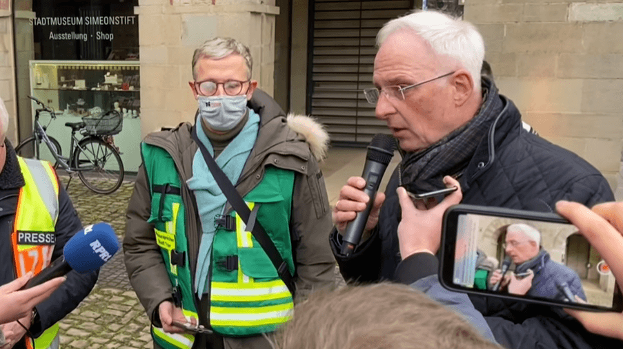 Oberbürgermeister Wolfram Leibe: In einer improvisierten Pressekonferenz konnte er unter dem Eindruck des Geschehens nicht weitersprechen und gab das Mikro nach wenigen Sätzen ab an seinen Pressesprecher.