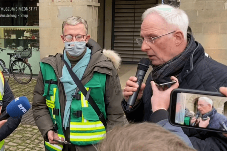 Oberbürgermeister Wolfram Leibe: In einer improvisierten Pressekonferenz konnte er unter dem Eindruck des Geschehens nicht weitersprechen und gab das Mikro nach wenigen Sätzen ab an seinen Pressesprecher.