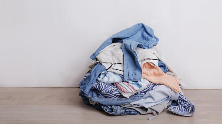 Wäsche: Kleidung, die auf dem Boden oder einem Möbelstück liegt, wirkt schnell unordentlich.