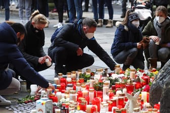 Menschen trauern in der Fußgängerzone von Trier: Fünf Menschen starben bei der Amokfahrt am Dienstag.