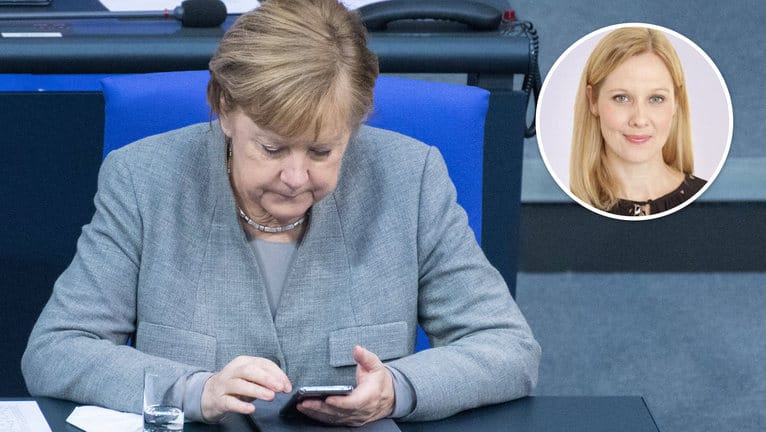 Angela Merkel schaut auf ihr Handy: Nicole Diekmann fordert das Thema Digitalisierung zu priorisieren