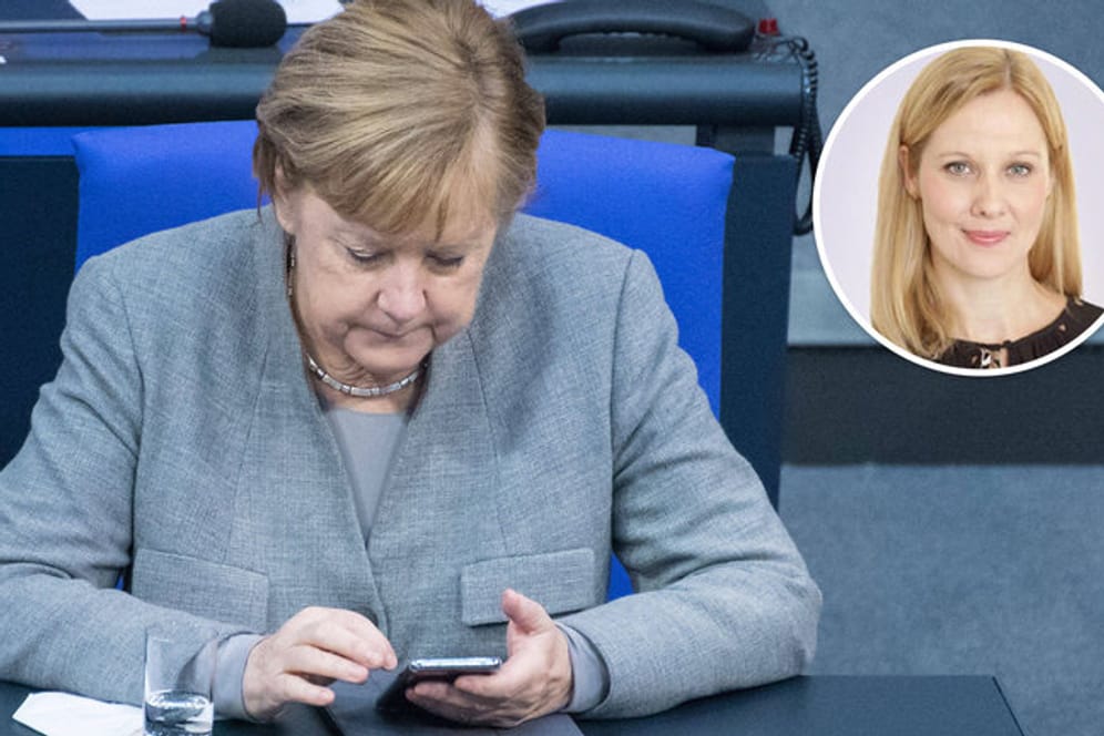 Angela Merkel schaut auf ihr Handy: Nicole Diekmann fordert das Thema Digitalisierung zu priorisieren