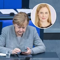 Angela Merkel schaut auf ihr Handy: Nicole Diekmann fordert das Thema Digitalisierung zu priorisieren