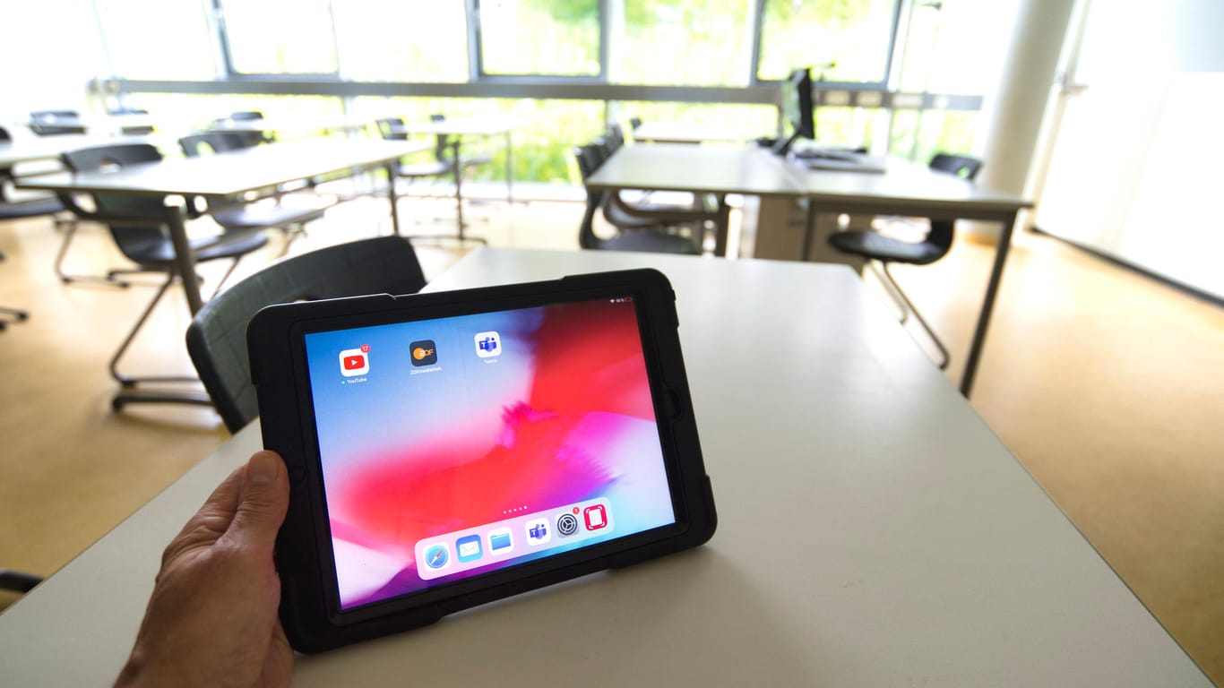 Ein iPad ist in einem leeren Klassenzimmer zu sehen (Symbolbild): Für die Anschaffung etwa solcher Geräte erhalten die Hagener Schulen nun eine Millionenförderung.