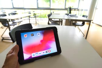 Ein iPad ist in einem leeren Klassenzimmer zu sehen (Symbolbild): Für die Anschaffung etwa solcher Geräte erhalten die Hagener Schulen nun eine Millionenförderung.