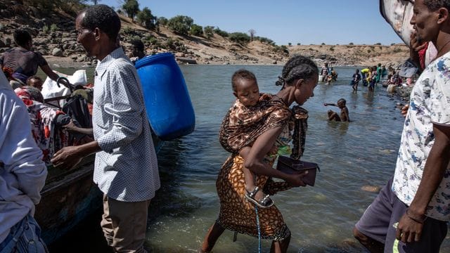 Flüchtlinge aus der Region Tigray kommen am Ufer des Tekeze-Setit im Sudan an.