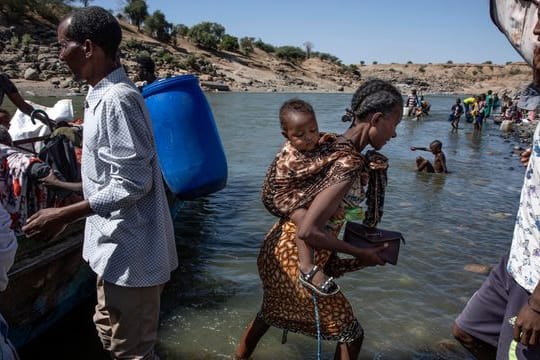Flüchtlinge aus der Region Tigray kommen am Ufer des Tekeze-Setit im Sudan an.