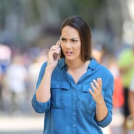 Eine Frau telefoniert (Symbolbild): Hüten Sie sich vor Spam-Anrufen.