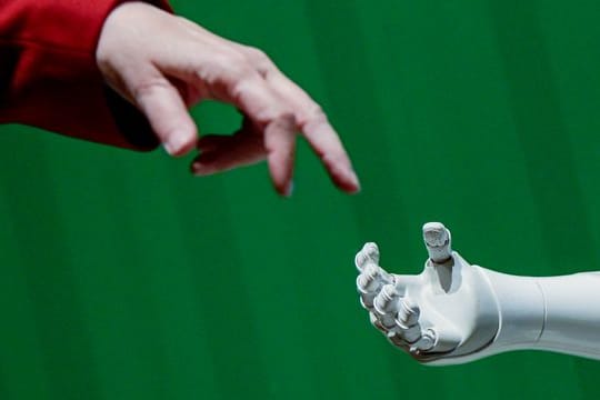Ein Roboter interagiert beim "Speed Dating mit KI - Meet the Robots bei KI-Tagen" im Hammerbrooklyn Digital Campus mit einer Frau.