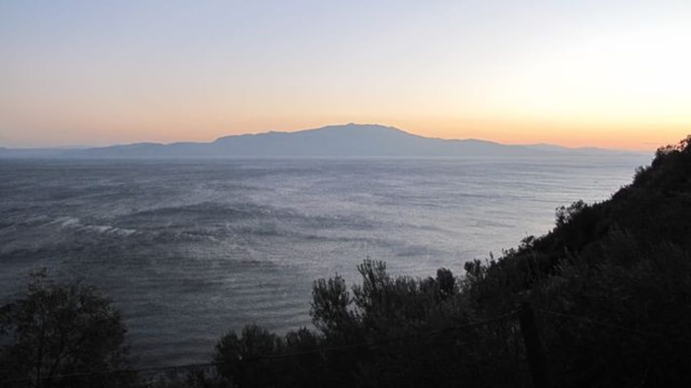 Von der Küste von Behramkale (auch bekannt als Assos) ist die griechische Insel Lesbos zu erkennen.