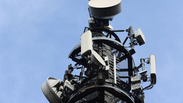 Um Bürgern die Ängste vor dem neuen Mobilfunkstandard 5G zu nehmen, startete die Bundesregierung nun eine Infokampagne. Um Bürgern die Ängste vor dem neuen Mobilfunkstandard 5G zu nehmen, startete die Bundesregierung nun eine Infokampagne.