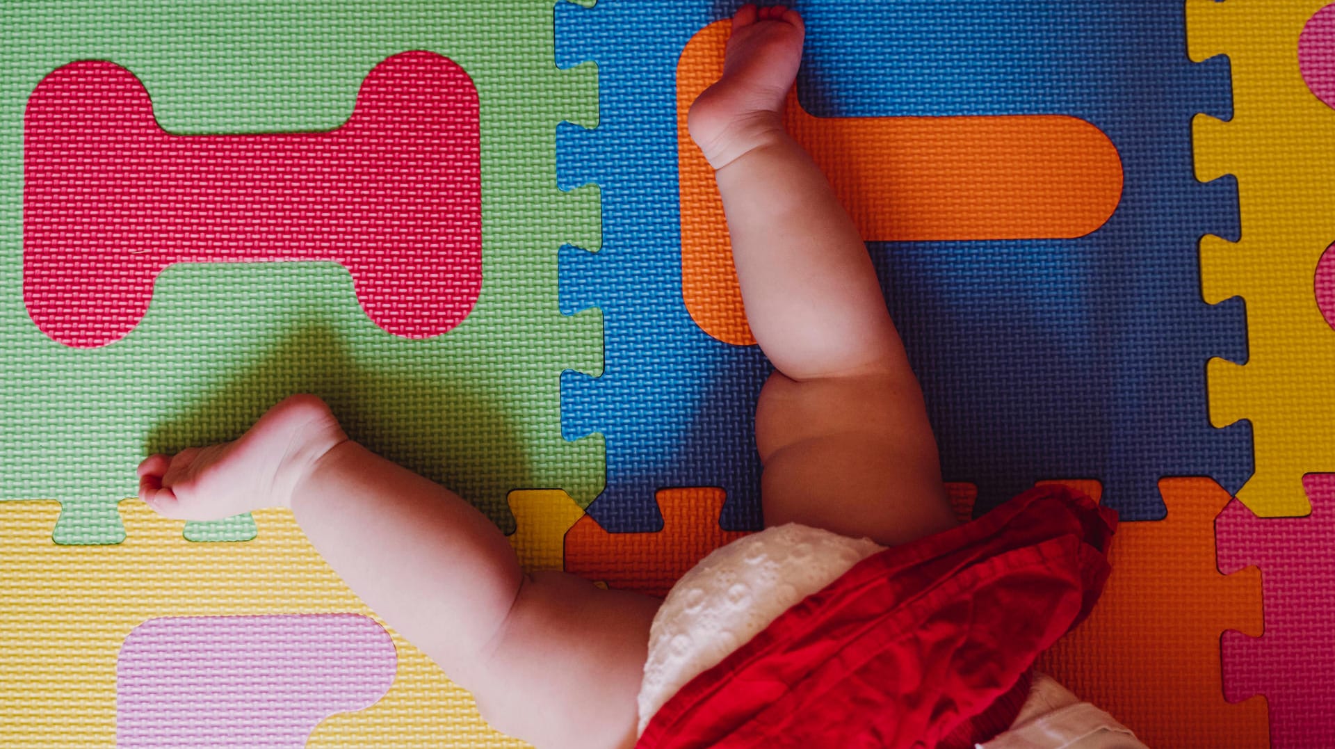 Baby auf einem Spielteppich: Mollys Embryo wurde im Oktober 1992 eingefroren, im Oktober 2020 kam sie zur Welt. (Symbolfoto)