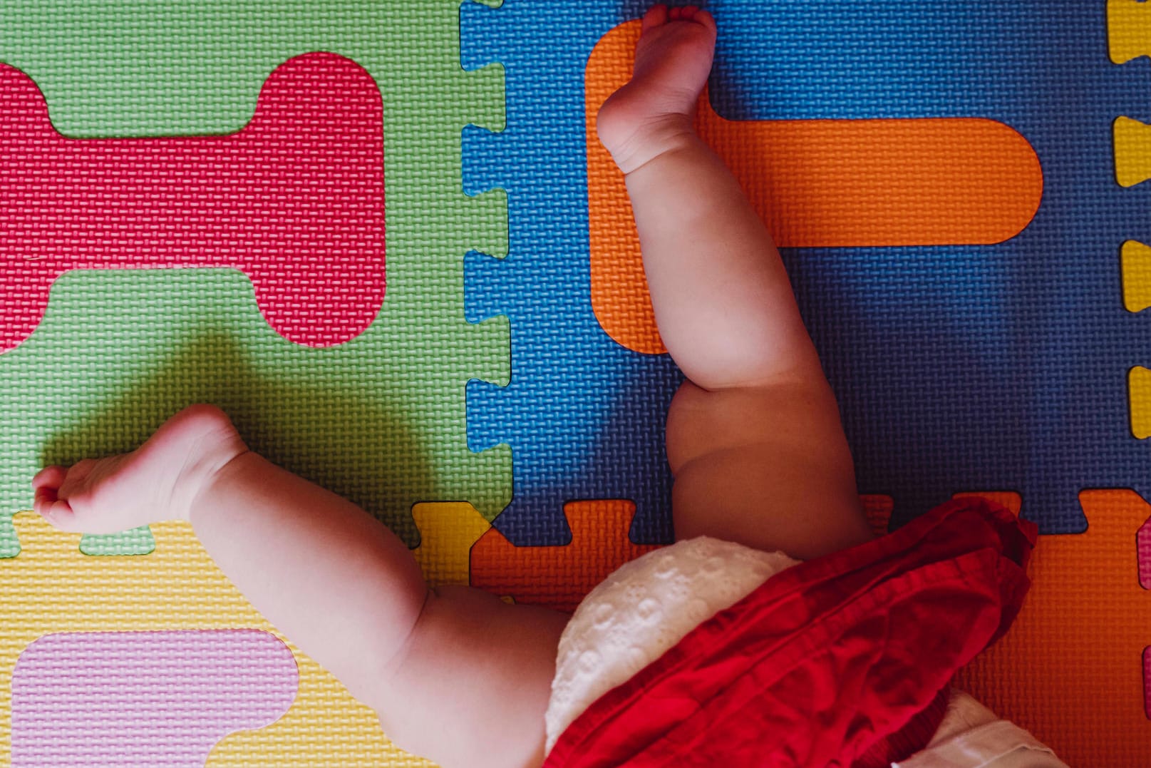 Baby auf einem Spielteppich: Mollys Embryo wurde im Oktober 1992 eingefroren, im Oktober 2020 kam sie zur Welt. (Symbolfoto)