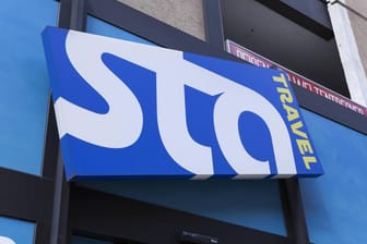 STA-Travel-Schild (Symbolbild): Die Reisebürokette verkauft den Großteil ihrer Filialen.