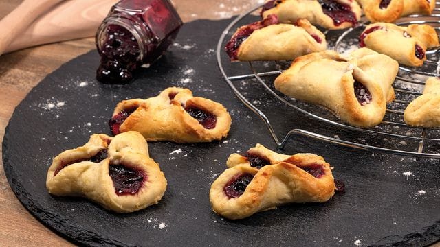 Plätzchen: Die gefalteten Bischofsmützen kommen für zwölf Minuten in den Backofen.