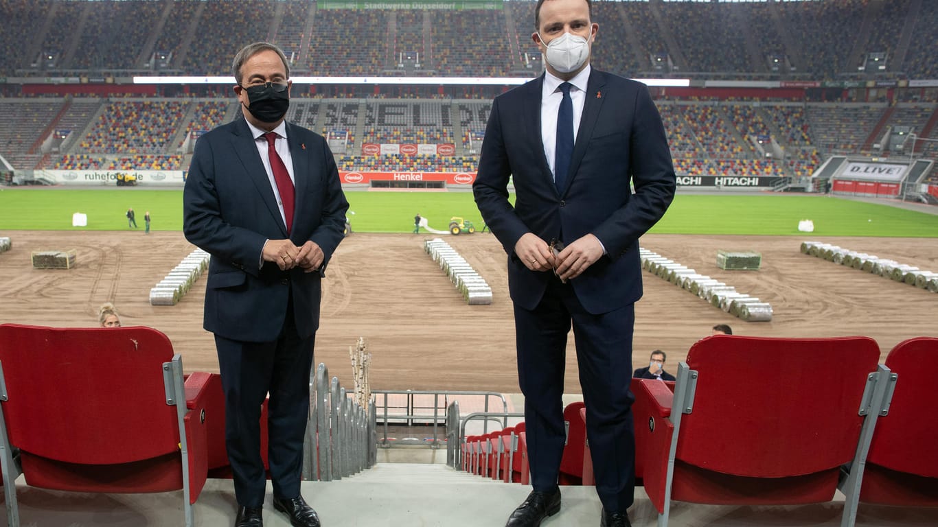 Jens Spahn (r.), Bundesgesundheitsminister und Armin Laschet, Ministerpräsident von Nordrhein-Westfalen, stehen im Innenraum des Stadions: Spahn und Laschet besuchten die Räume, die zurzeit für die Impfungen vorbereitet werden.