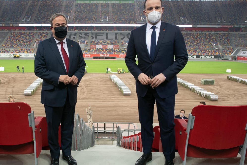 Jens Spahn (r.), Bundesgesundheitsminister und Armin Laschet, Ministerpräsident von Nordrhein-Westfalen, stehen im Innenraum des Stadions: Spahn und Laschet besuchten die Räume, die zurzeit für die Impfungen vorbereitet werden.