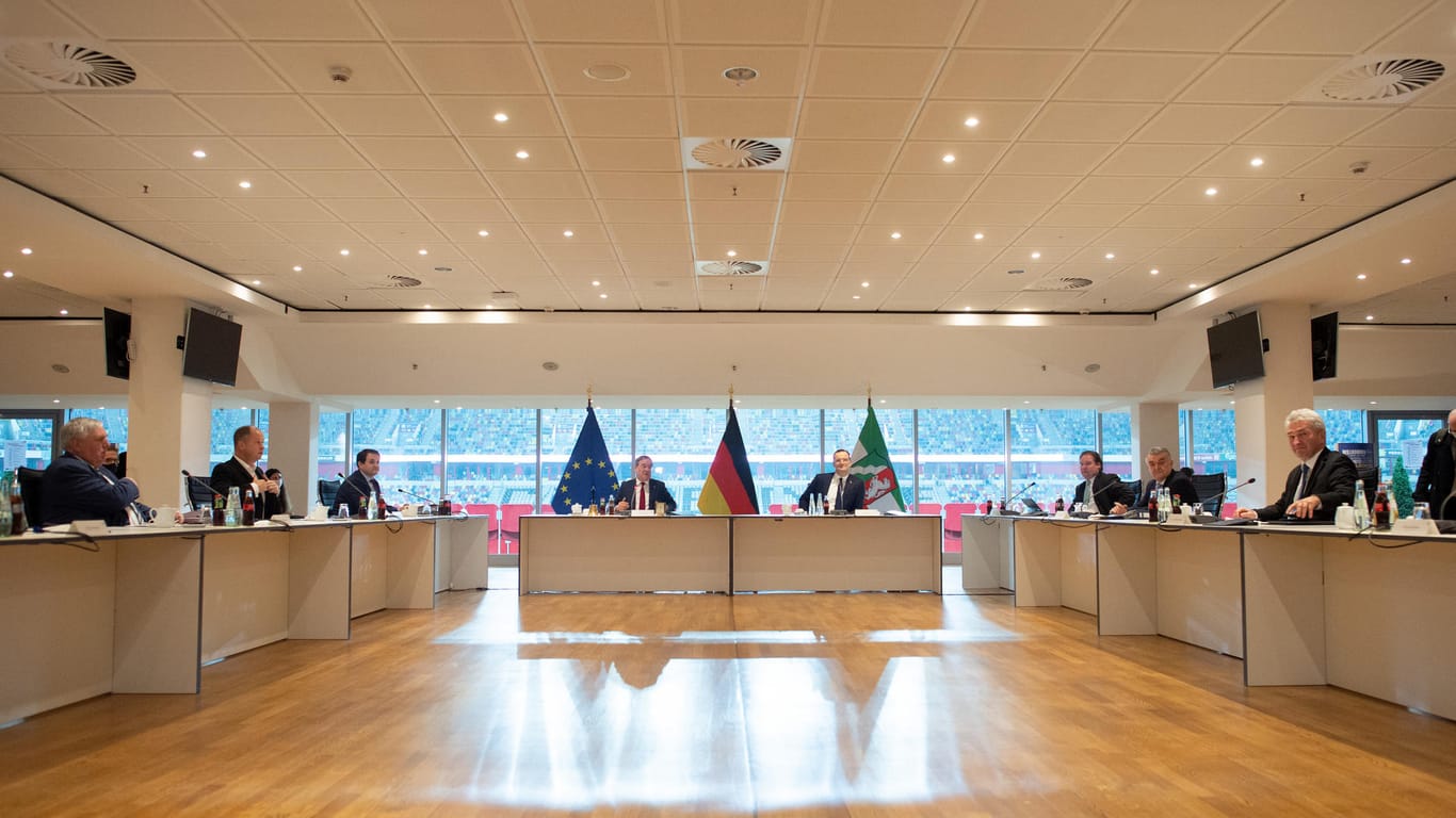 Die Kabinettssitzung im Fußballstadion Düsseldorf: Wegen Bauarbeiten werden die Sitzungen immer wieder ausgelagert.