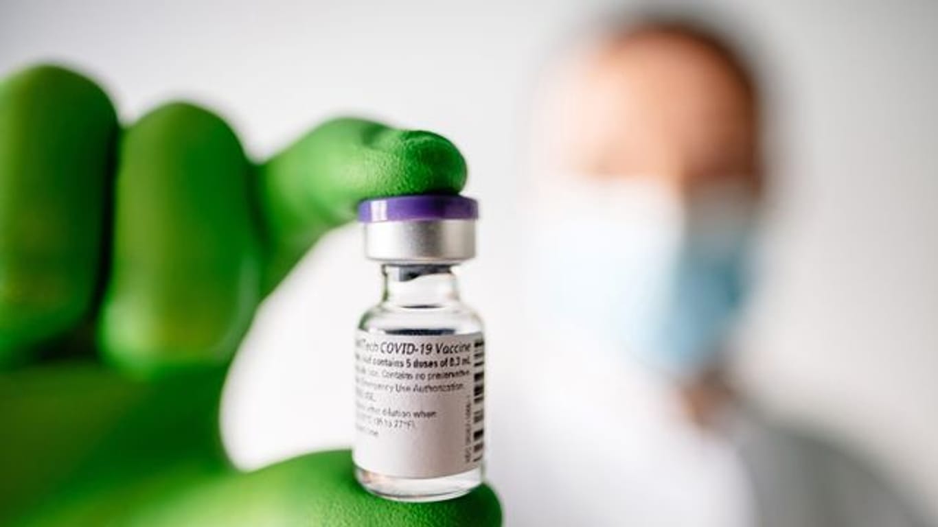 Impfen gegen das Coronavirus: Wird der Impfstoff zugelassen, könnten die Impfstoffe nach Herstellerangaben bereits im Dezember ausgeliefert werden.