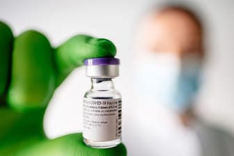 Impfen gegen das Coronavirus: Wird der Impfstoff zugelassen, könnten die Impfstoffe nach Herstellerangaben bereits im Dezember ausgeliefert werden.