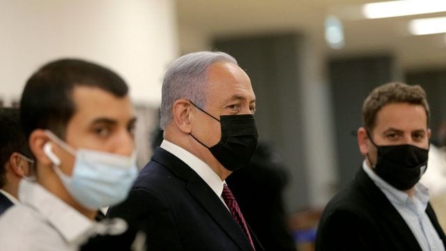 Benjamin Netanjahu (M), Ministerpräsident von Israel, trifft in der israelischen Knesset (Parlament) vor der Abstimmung über ihre Auflösung ein. Benjamin Netanjahu (M), Ministerpräsident von Israel, trifft in der israelischen Knesset (Parlament) vor der Abstimmung über ihre Auflösung ein.