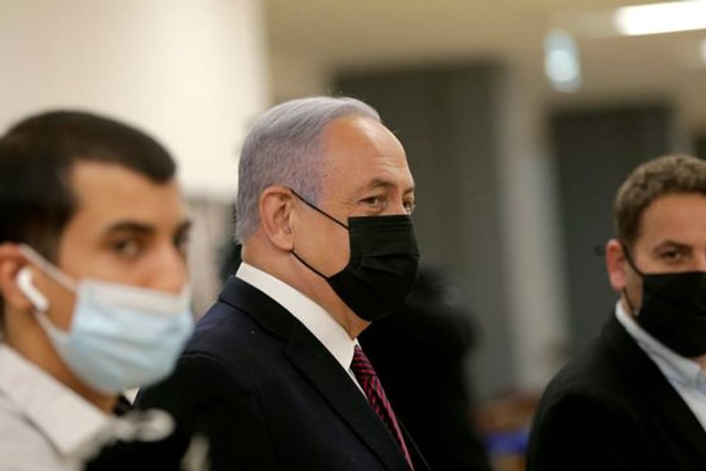 Benjamin Netanjahu (M), Ministerpräsident von Israel, trifft in der israelischen Knesset (Parlament) vor der Abstimmung über ihre Auflösung ein.