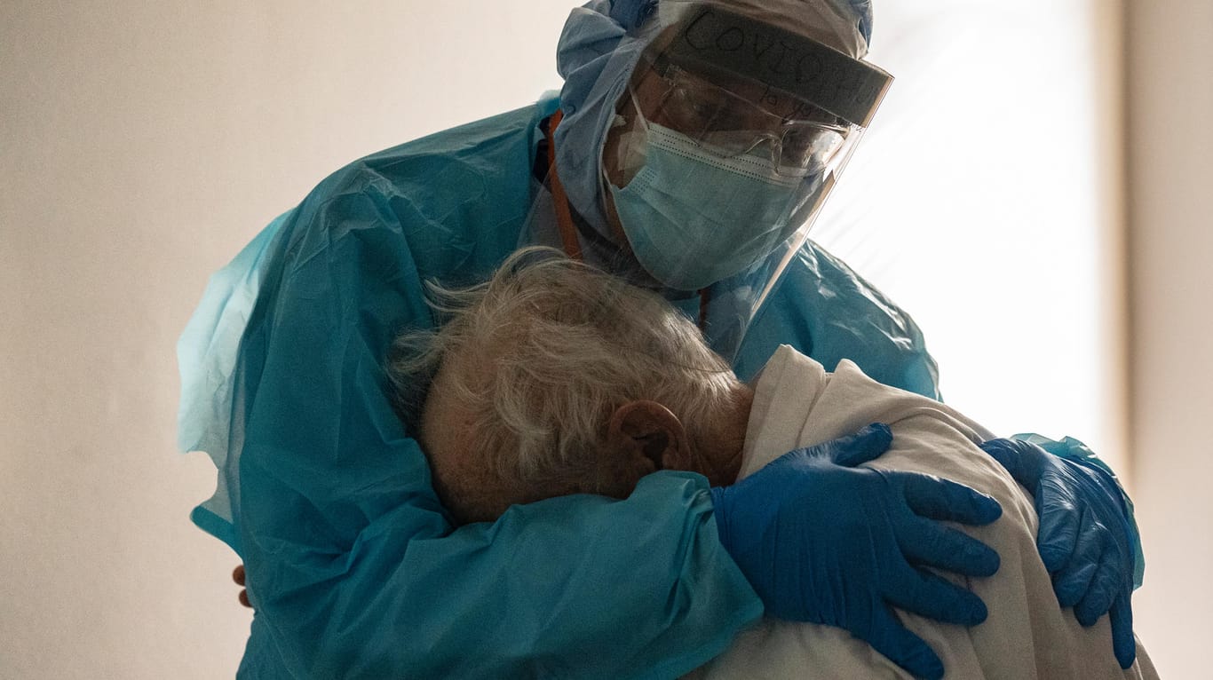 Der Arzt Joseph Varon tröstet einen Covid-19-Patienten: Das Foto aus dem Memorial Medical Center in Houston ging um die Welt.