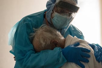 Der Arzt Joseph Varon tröstet einen Covid-19-Patienten: Das Foto aus dem Memorial Medical Center in Houston ging um die Welt.