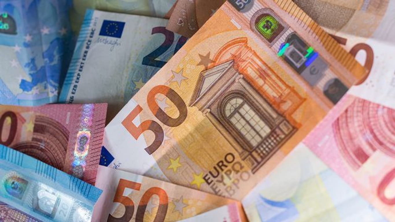 Laut neuesten Zahlen der EZB bezahlen Verbraucher immer weiniger mit Bargeld .