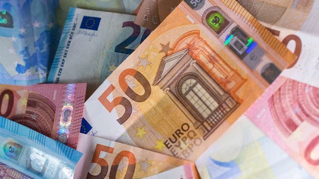 Laut neuesten Zahlen der EZB bezahlen Verbraucher immer weiniger mit Bargeld . Laut neuesten Zahlen der EZB bezahlen Verbraucher immer weiniger mit Bargeld .