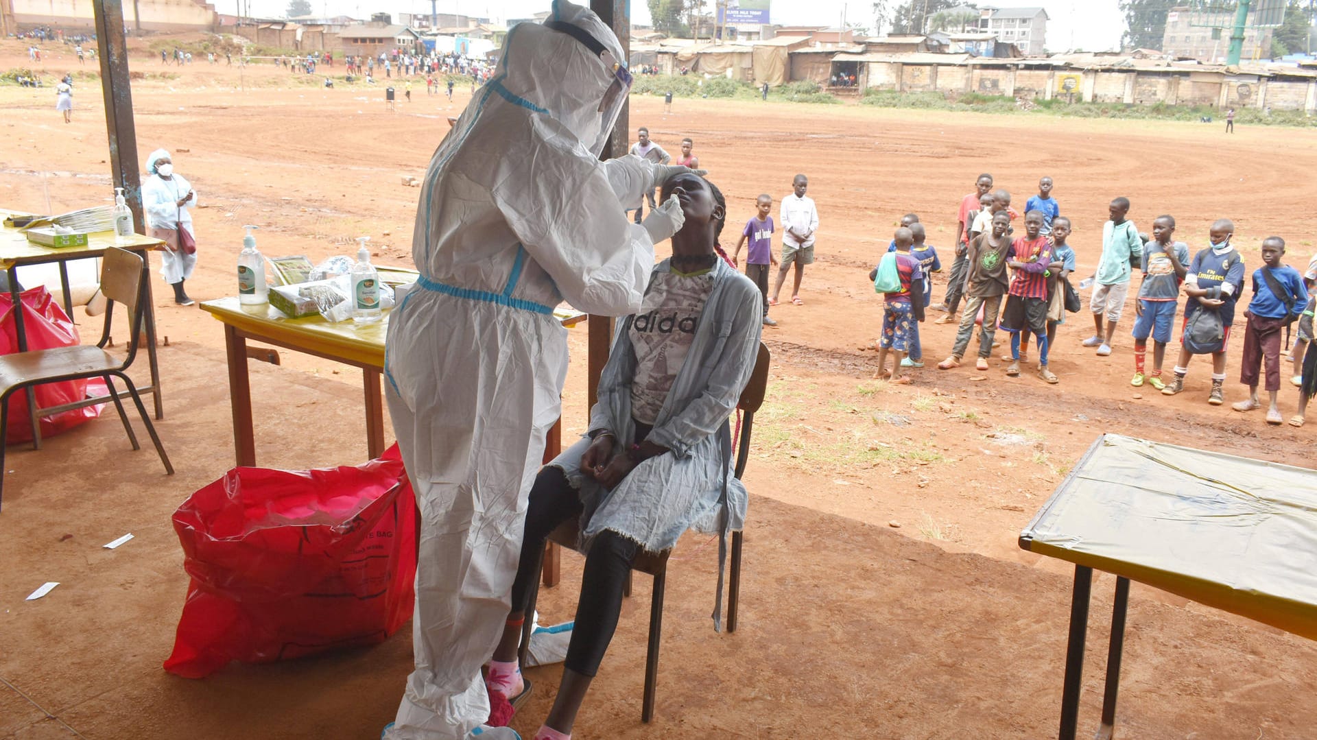 Mit vielen Zuschauern: Corona-Test im kenianischen Nairobi.