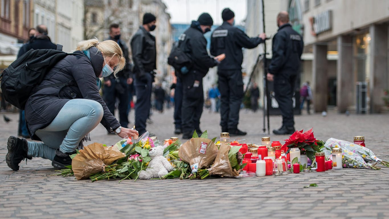 Blumen und Kerzen in Trier: Am Dienstagnachmittag hatte ein Amokfahrer mehrere Menschen getötet.