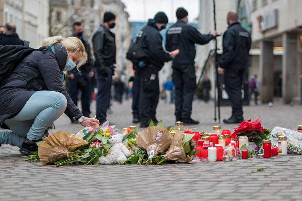 Blumen und Kerzen in Trier: Am Dienstagnachmittag hatte ein Amokfahrer mehrere Menschen getötet.