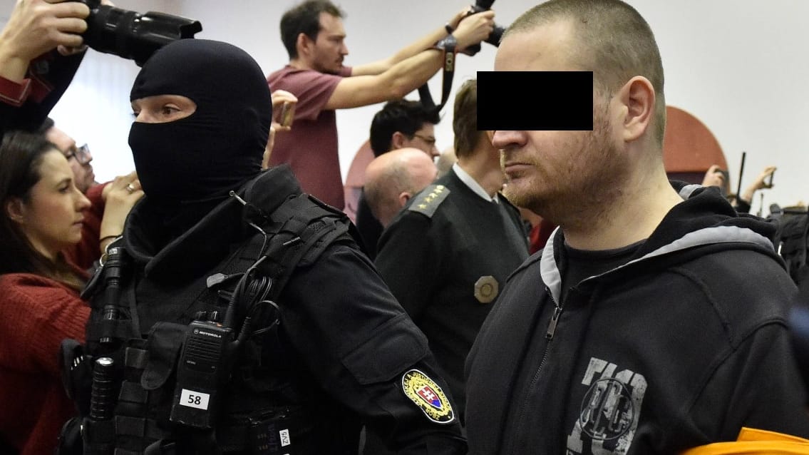Miroslav M. vor Gericht in Bratislava (Archivbild): Der Ex-Soldat ist nun wegen des Mordes an dem Journalisten Jan Kuciak verurteilt worden. Miroslav M. vor Gericht in Bratislava (Archivbild): Der Ex-Soldat ist nun wegen des Mordes an dem Journalisten Jan Kuciak verurteilt worden.