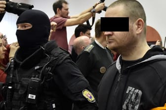 Miroslav M. vor Gericht in Bratislava (Archivbild): Der Ex-Soldat ist nun wegen des Mordes an dem Journalisten Jan Kuciak verurteilt worden.