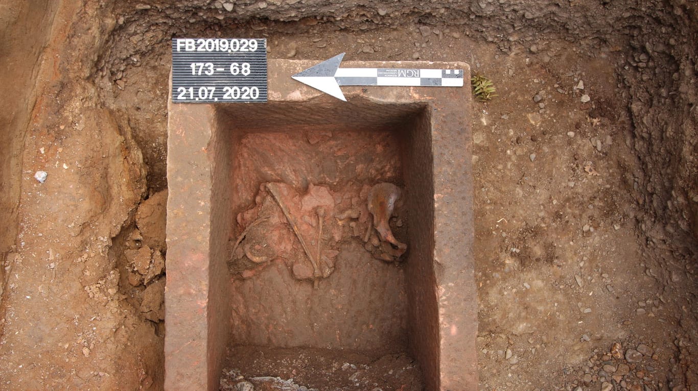 Ein freigelegter altrömischer Sarkophag mit verworfenen Gebeinen: Er soll bald auf dem Gymnasium, wo er gefunden worden ist, ausgestellt werden.