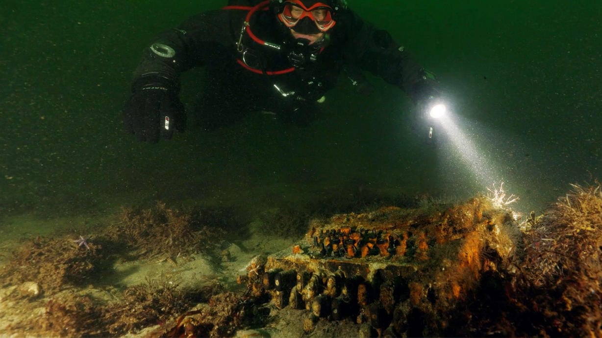 Taucher entdecken Maschine aus dem Zweiten Weltkrieg