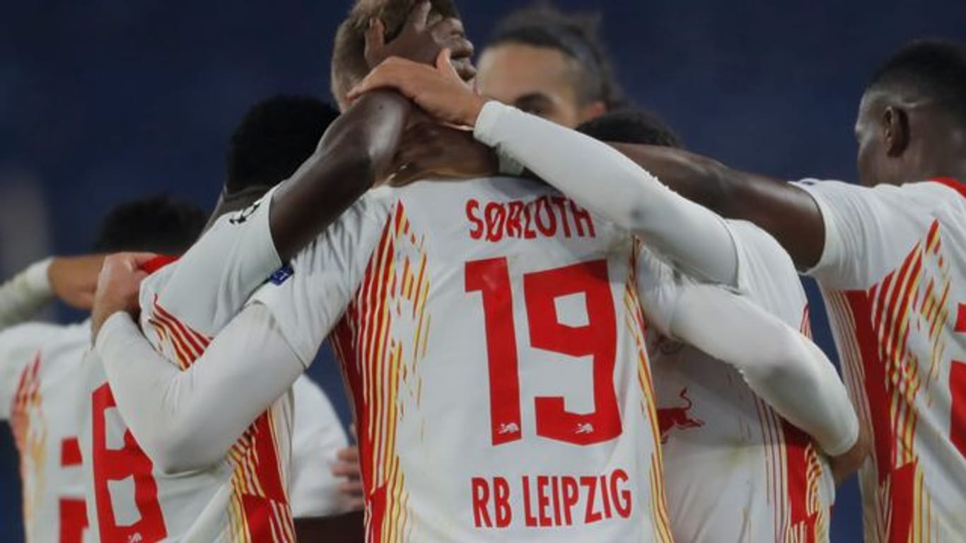 Der Leipziger Alexander Sorloth (M) feiert mit seinen Mannschaftskameraden den Treffer zum 4:3 Endstand.