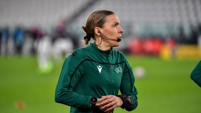 Leitet mit der Begegnung Juventus Turin gegen Dynamo Kiew als erste Frau ein Champions-League-Spiel der Männer: Stéphanie Frappart.