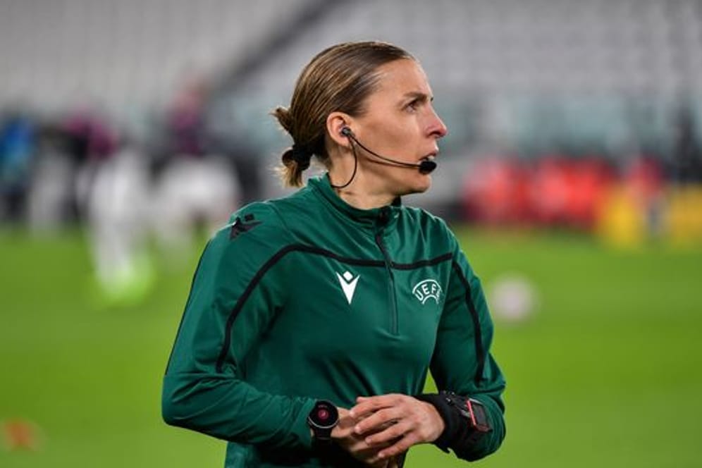Leitet mit der Begegnung Juventus Turin gegen Dynamo Kiew als erste Frau ein Champions-League-Spiel der Männer: Stéphanie Frappart.