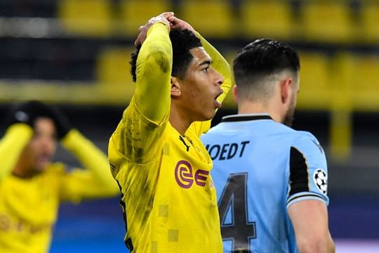 Dortmunds Jude Bellingham reagiert auf den Spielverlauf: Soeben wurde von Lazio Rom der Ausgleich geschafft.