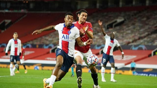 Zweikampf um den Ball zwischen Edinson Cavani (r) von Manchester United und Presnel Kimpembe von Paris Saint-Germain.