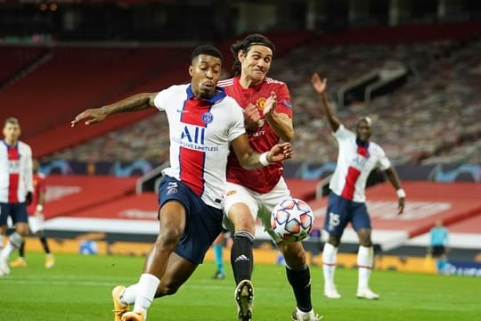 Zweikampf um den Ball zwischen Edinson Cavani (r) von Manchester United und Presnel Kimpembe von Paris Saint-Germain.