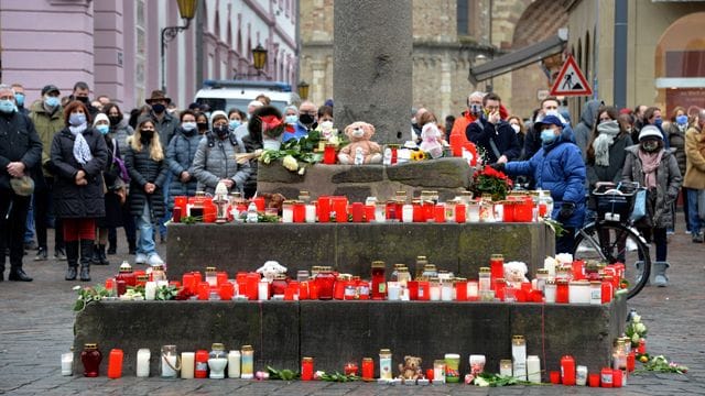 Menschen stehen bei einer Schweigeminute zum Gedenken der Opfer nach der Amokfahrt von Trier mit Toten und Verletzten um genau die Uhrzeit, zu der ein 51-jähriger Mann am Dienstag durch die Fußgängerzone gerast ist. Menschen stehen bei einer Schweigeminute zum Gedenken der Opfer nach der Amokfahrt von Trier mit Toten und Verletzten um genau die Uhrzeit, zu der ein 51-jähriger Mann am Dienstag durch die Fußgängerzone gerast ist.