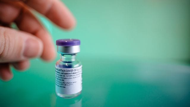 Fläschen mit dem Corona-Impfstoff von Biontech und Pfizer.