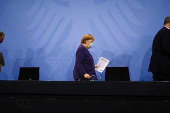 Die drei mit den schlechten Nachrichten: Angela Merkel, Berlins Regierender Bürgermeister Michael Müller (l.) und der bayerische Ministerpräsident Markus Söder (r.) am Mittwochabend in Berlin.