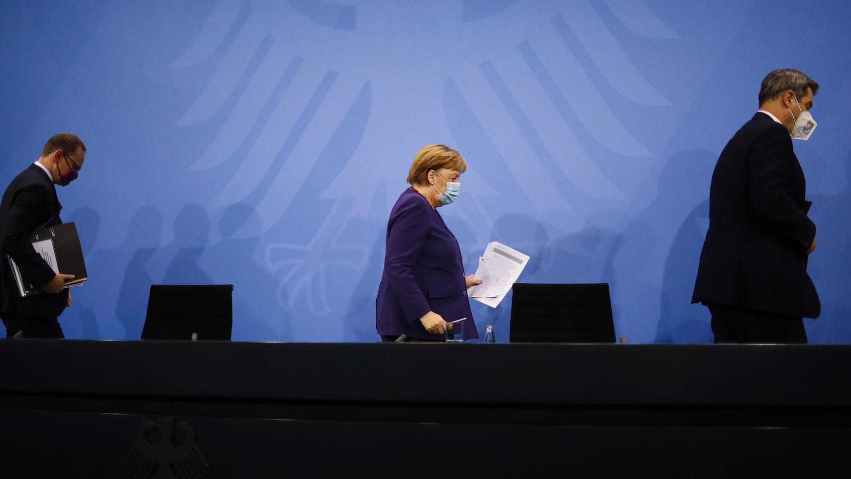 Die drei mit den schlechten Nachrichten: Angela Merkel, Berlins Regierender Bürgermeister Michael Müller (l.) und der bayerische Ministerpräsident Markus Söder (r.) am Mittwochabend in Berlin.