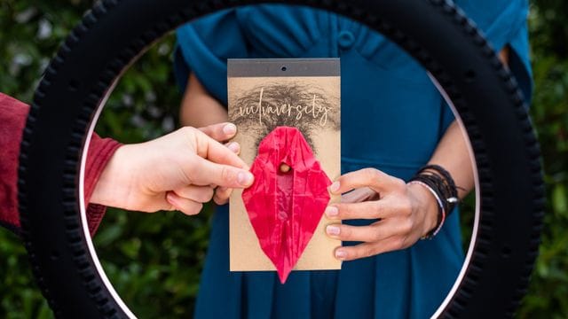 Origami-Modell einer Vulva: Ein origineller Kalender soll der Gesellschaft die Vielfalt zwischen den Beinen näherbringen. Origami-Modell einer Vulva: Ein origineller Kalender soll der Gesellschaft die Vielfalt zwischen den Beinen näherbringen.
